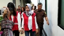 Vanessa Angel tampak mulai mengenakan hijab saat akan menjalani persidangan. Foto: int 