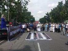 Ratusan massa tolak pemilu curang padati Kantor KPU Riau