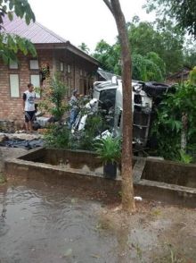 Kecalakaan tunggal, sat u unit mobil jenis Hilux terbalik saat menabrak rumah warga/hari