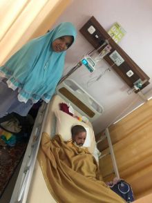 Riski harus mendapatkan perawatan intensif karena luka bakar serius yang dialaminya.