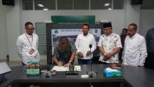 Wakil Rektor III Ir Rosyadi menandatangani MoU UIR dengan Telkomsel, disaksikan Wakil Rektor I Dr H Syafhendry