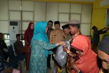 Tim Penggerak PKK Kabupaten Siak bekerjasama dengan Bank Riau Kepri Cabang Siak menyerahkan bantuan paket sembako/lin