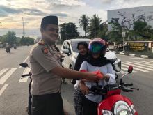 Satuan Reskrim Polres Bengkalis dan Bhayangkari membagikan ratusan takjil/hari