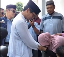 Istri Almarhum Hazairin menyambut haru kedatangan Sandiaga Uno