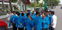 Mahasiswa UIR saat melakukan aksi demo di kantor KPU Riau jalan Gajah Mada, Pekanbaru