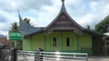Suratu Tarok yang diyakini sebagau surau tertua di Padang, hingga kini masih berdiri gagah dengan segala keeksentrikannya. Foto: int 