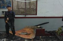 Terlihat personil Brimob saat mengamankan Rutan Kelas IIB Siak Pasca kerusuhan