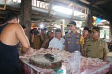 Bupati Pelalawan berama Kapolres  melakukan kunjungan langsung ke pasar Baru Pangkalan Kerinci/ardi