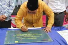 GM Irwansyah Putra didampingi menejer PLN Bengkalis Hasdedy dan menejer ULPLTD Bagan Besar Iwan Eka Putra melaksanakan peresmian gedung ULPLTD /hari