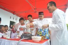 General Manager Sales Region Sumbagteng Telkomsel Ihsan  sedang memasak takjil bersama anak dhuafa/IST
