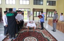 Tengku Said Hamzah mengambil sumpah jabatan sembilan orang anggota Badan Permusyawaratan Kampung (Bapekam) Adat Kuala Gasib./lin