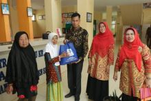 Ketua TP PKK Kabupaten Siak Rasidah Alfedri saat berbagi kebahagian bersama kaum dhuafa, janda tua dan fakir miskin /lin