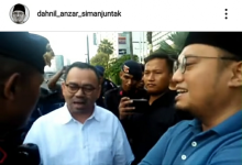 Sudirman Said dan Dahnil Anzar Simanjuntak saat dihadang oleh pasukan Brimob saat menuju gedung Bawaslu