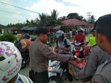 Polsek) Bengkalis bagi bagikan takjil bagi warga masyarakat yang melintasi di Jalan Awang Mahmuda/hari