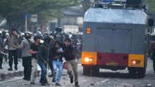 Polisi mengamankan pendemo yang rusuh di Jalan KS Tubun, Jakarta, Rabu 22 Mei 2019. ANTARA FOTO