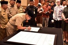 Bupati Kuansing Mursini menandatangani komitmen bersama optimalisasi pengelolaan pelayanan pengaduan /zar