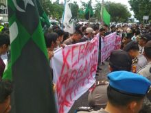 Masa HMI tengah menyampaikan aspirasinya di depan Mapolda Riau.