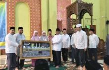 Penyerahan bantuan bantuan jam digital dari PT RAPP untuk Masjid Al-Ihsan Markaz Islami Bangkinang./ist