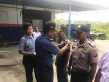 Petugas keselamatan berlayar, KSOP Selatpanjang,  Suharto saat memasang pita dalam apel siaga arus mudik di halaman Kantor KSOP Selatpanjang/mad