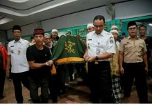 Anies Baswedan ikut gotong keranda jenazah korban aksi 22 Mei (foto/int)