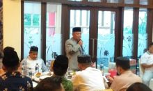 Bupati Pelalawan HM Harris memberikan sambutan saat kegiatan buka puasa bersama wartawan di Pelalawan. Foto: ardi 