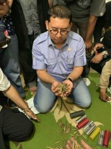Wakil ketua DPR RI Fadli Zon memperlihatkan temua selongsong peluru yang diduga digunakan aparat kepolisian untuk menghalau aksi 22 Mei di Bawaslu