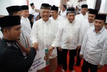 Grup APRIL ini juga menyerahkan bantuan paket sembako kepada kaum dhuafa dan masjid masing-masing senilai Rp50 juta/IST