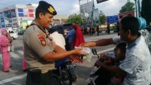 Sat Samapta bagi bagikan takjil bagi warga masyarakat yang melintasi di Jalan Sudirman/hari