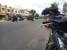 Salah satu remaja terlihat tengah melakukan freestyle ditengah jalan raya. 