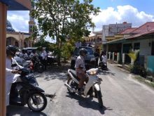 Massa aksi Gerakan Rakyat Berdaulat yang mulai menuju DPRD 