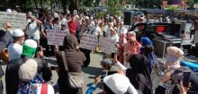 Emak-emak yang tergabung dalam aksi Gerakan Rakyat Berdaulat saat menyampaikan aksi.