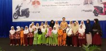 Chief Branch Officer Yamaha PT Alfa Scorpii Wilayah Riau, Indra Surya saat foto bersama anak panti asuhan Fajar Harapan