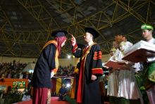 Rektor UIR melakukan prosesi wisuda