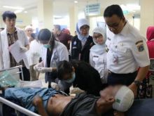 Gubernur DKI Jakarta Anies Baswedan saat menjenguk salah seorang korban luka dalam rusuh 22 Mei kemarin. Foto: int 