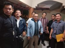 Mustofa Nahrawardaya saat dijemput pihak kepolisian Minggu, 26 Mei 2019 dini hari tadi (Foto: Kumparan.com)