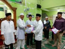 Bupati Mursini menyerahkan bantuan saat Safari Ramadhan/zar