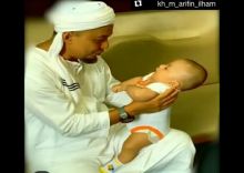 Kenangan Ustaz Arifin Ilham saat bermain dengan cucunya