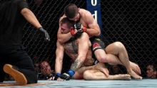 McGregor tak mampu menahan kuncian yang dilakukan Khabib. Foto: int 