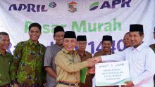 Comunity Development Head PT RAPP Bina Hidra menyerahkan  bantuan secara simbolis keada Bupati HM Harris/ardi