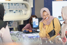 Konsumen saat memilih koleksi parfum dari Azwa Perfume (Foto: Ig Azwa Perfume)