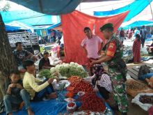 Babinsa Koramil 03/Tempuling Kodim 0314/Inhil, Serda Mistar melaksanakan pengecekan harga sembako /rgo