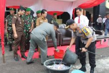 Kapolres Kuansing memimpin langsung pemusnahan barang bukti miras/zar