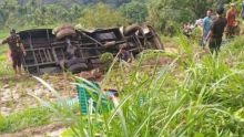 Bus yang terguling di kawasan Danau Maninjau, Sumatera Barat. Foto: int 