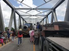 Dua kendaraan berat atau bertonase besar berselisih dan tersangkut. yang menyebabkan kemacetan/ardi