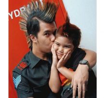 Foto Jadul Ahmad Dhani mencium anak keduanya El Rumi (foto/int)