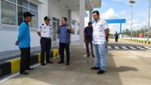 Bupati, Drs H Irwan MSi saat meninjau terminal Pelabuhan Roro di Desa Insit didampingi Kadishub, DR AReady MSI dan Kabag Humas Heri Saputra SH, Kamis (30-5-2019)/mad