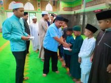 Asiten II Setda Bengkalis H. Heri Indra Putra  menyerahkan santunan kepada anak yatim/hari