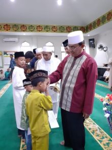 Bupati Inhil HM Wardan menyantuni anak yatim/ADV