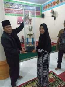 Kades Pulau Kopung Sentajo Jhon Permas  menyerahkan tropi kepada peraih juara umum/zar