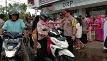 Polres Inhil kembali membagikan takjil gratis, kali ini di Desa Pulau Palas, Kecamatan Tembilahan Hulu/rgo